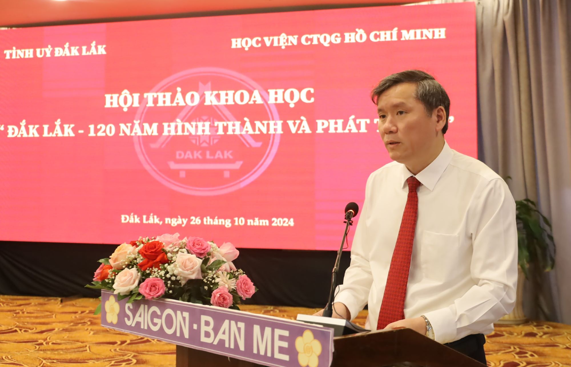 Giáo sư, Tiến sĩ Lê Văn Lợi - Phó Giám đốc Học viện Chính trị Quốc gia Hồ Chí Minh phát biểu tại hội thảo.